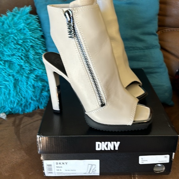 Dkny Malia Leather sandals Sz 9-Bone/Nude - Picture 6 of 6